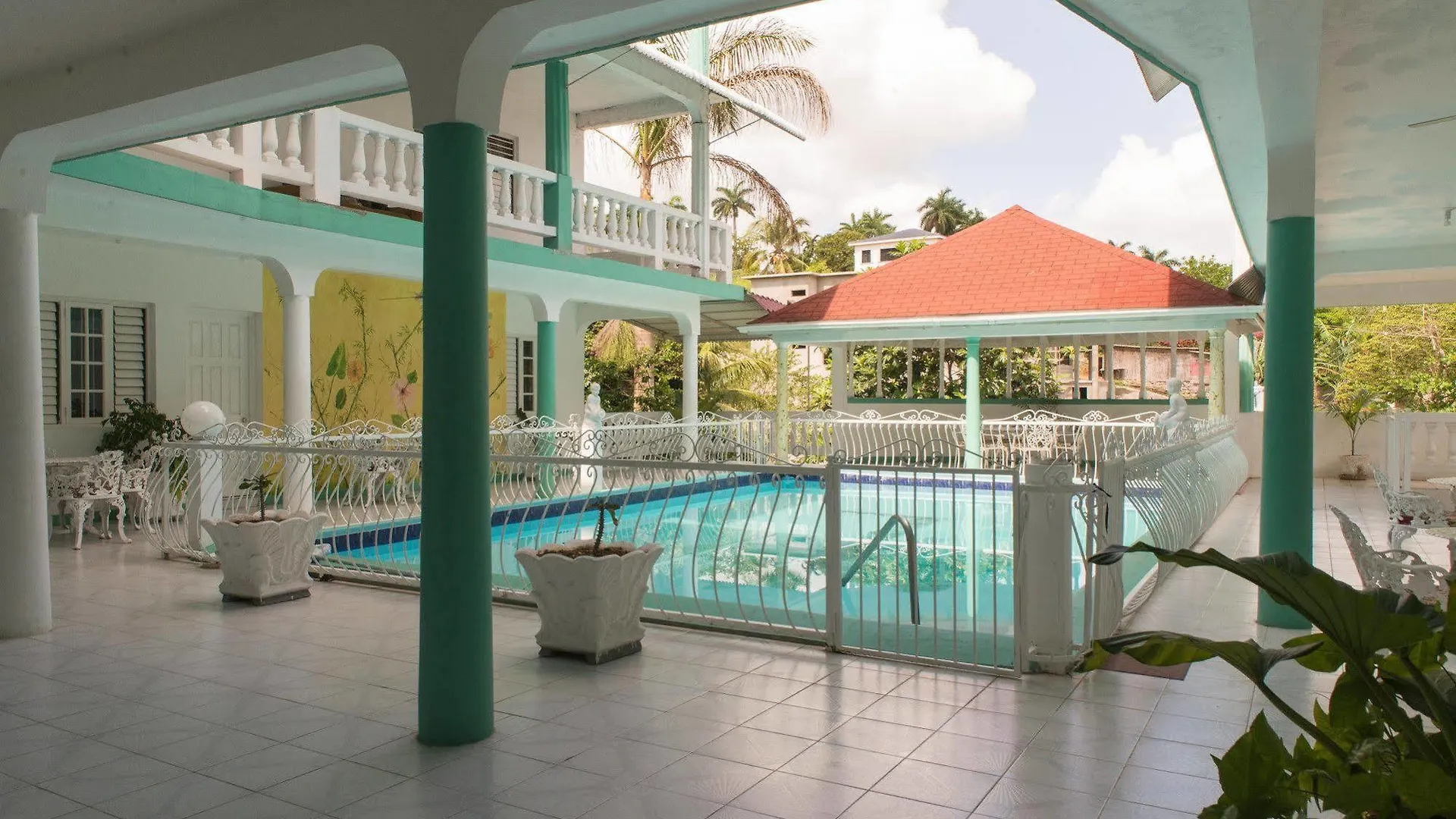 Diamond Villas And Suites Montego Bay 2*,